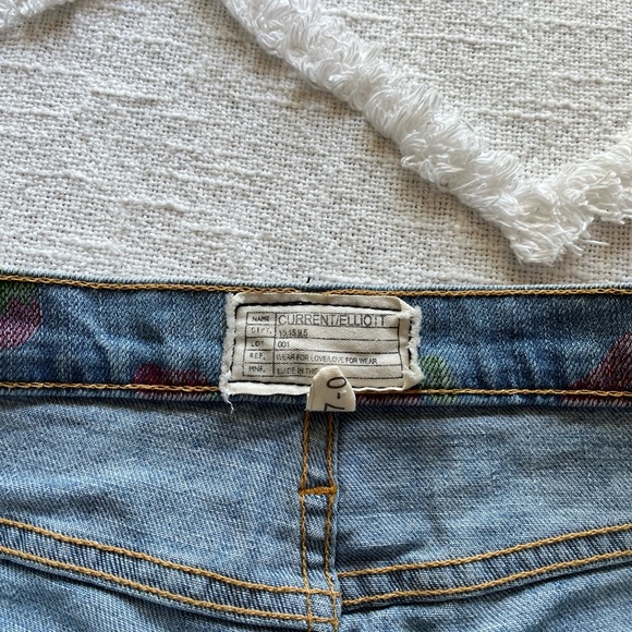 Current Elliot Vintage Strawberry Print Cut Off Jean Shorts Size 27 - Picture 3 of 10